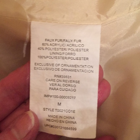 Jolt Faux Fur Vest曆 - Picture 7 of 7